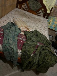 A los detenidos les hallaron uniformes parecidos a los que usan los militares.