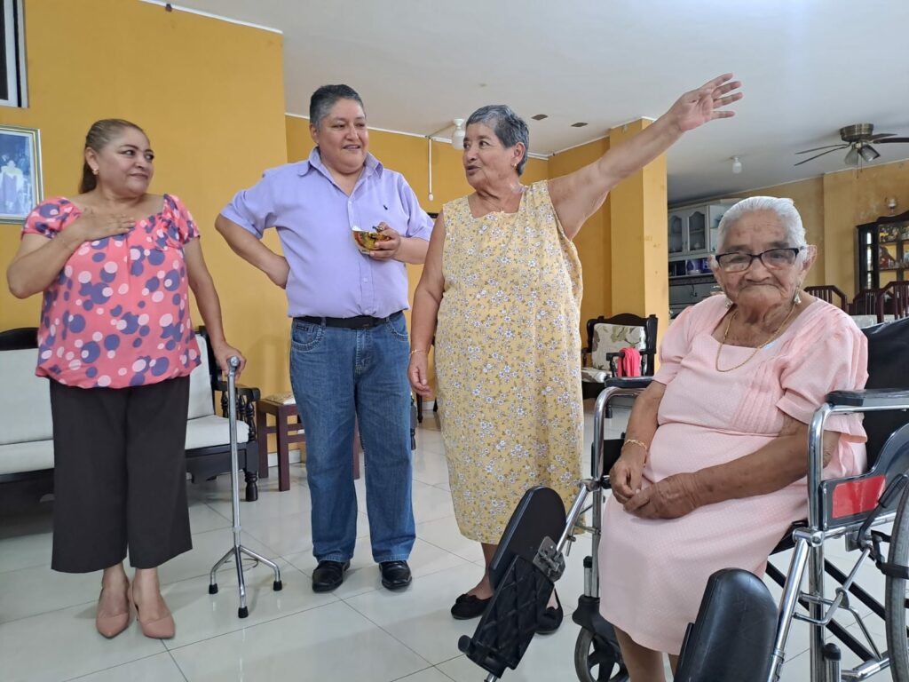 A sus 97 años, María Esperanza Corrales sostiene un legado de fritadas en Santo Domingo