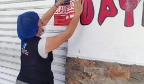 A un restaurante de comida asiática, conocido como chifa, llegaron representantes de la Agencia Nacional de Regulación, Control y Vigilancia Sanitaria (Arcsa).