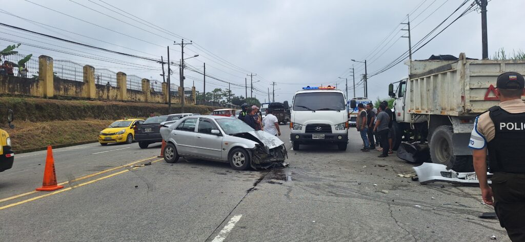 Accidente múltiple en vía a El Carmen deja dos heridos y severos daños materiales