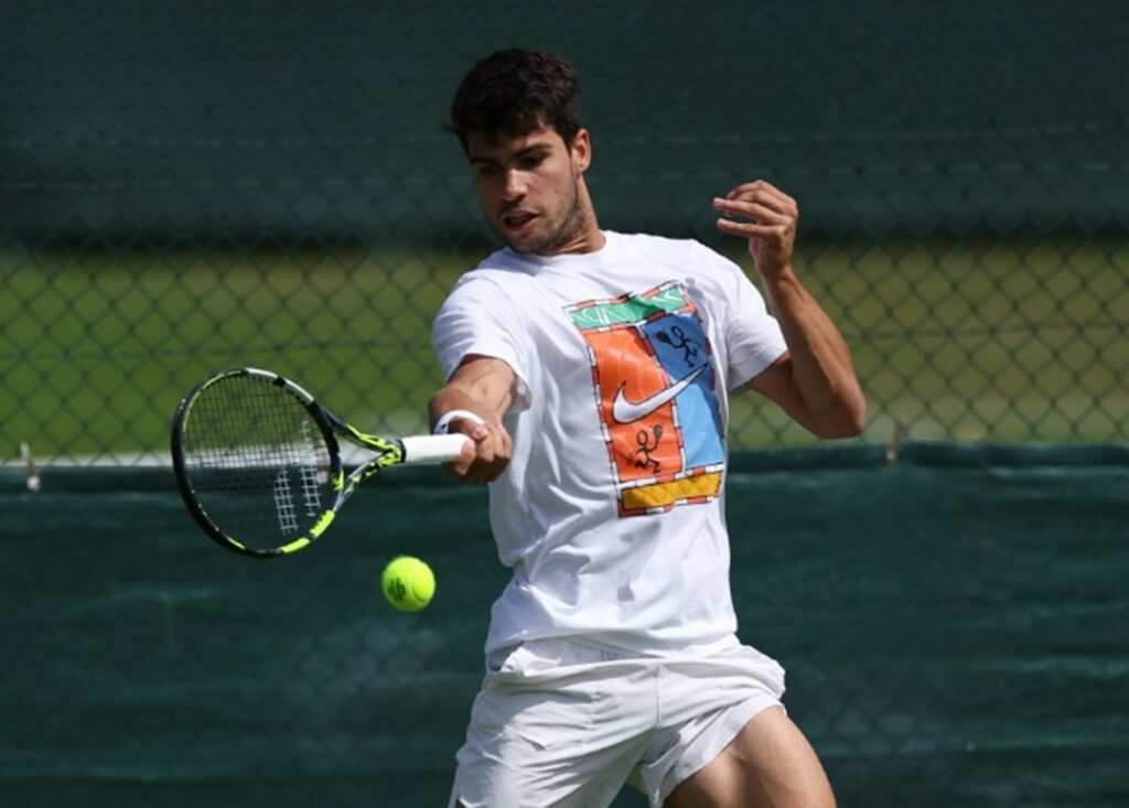Alcaraz prepara su debut en Wimbledon tras brillar en todas las superficies