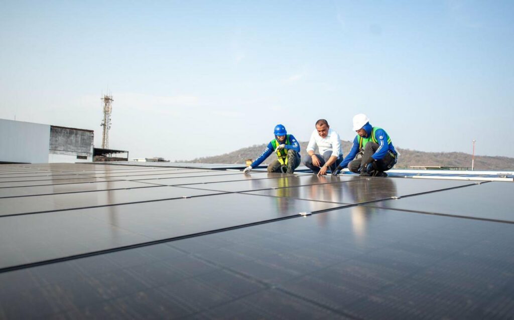 Arrendatarios del Centro Comercial Uno (CC1) de Portoviejo aguardan beneficios del sistema fotovoltaico