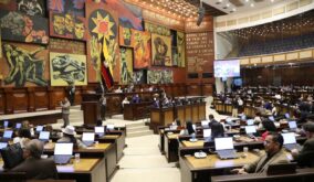 Asamblea Nacional de Ecuador debate Ley de Integridad Pública para combatir corrupción y mejorar la eficiencia estatal