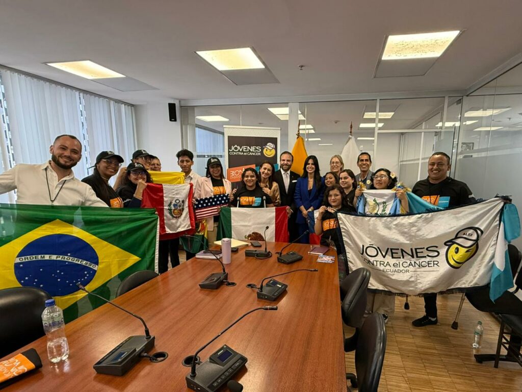 Asambleístas ecuatorianos reciben a sobrevivientes de cáncer amputados un compromiso con la salud