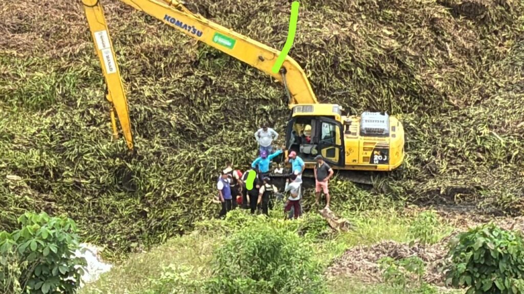 Autoridades, policías y bomberos participaron en las labores de rescate del cuerpo de Ángel Intriago.