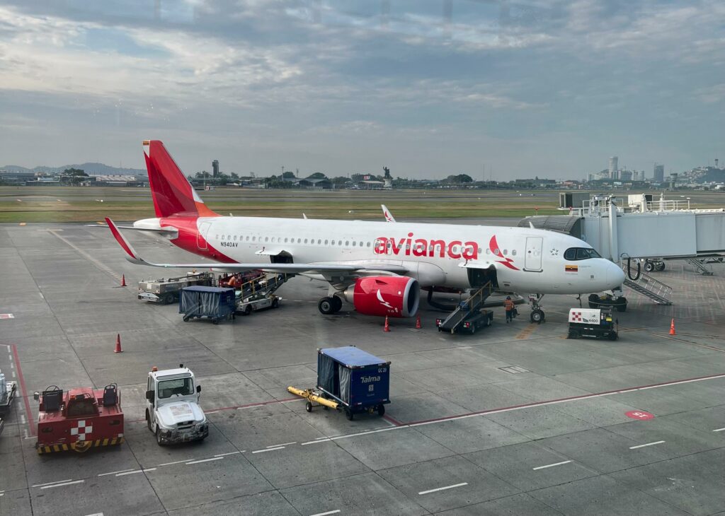 Avianca mantendrá sus operaciones en el aeropuerto de Manta pero solo en un horario