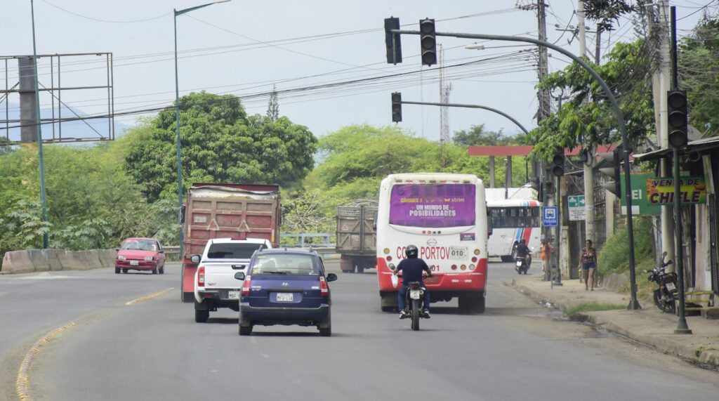 Tráfico colapsa Portoviejo: Principales avenidas saturadas al cierre del día