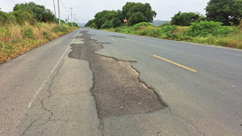 Hay baches profundos en el tramo vial que conduce desde San Clemente a Bahía de Caráquez. FOTO: El Diario
