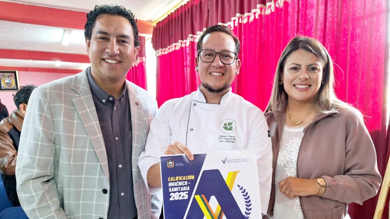 Bar escolar en Quito recibe primer "Sello de Excelencia Sanitaria" de Arcsa
