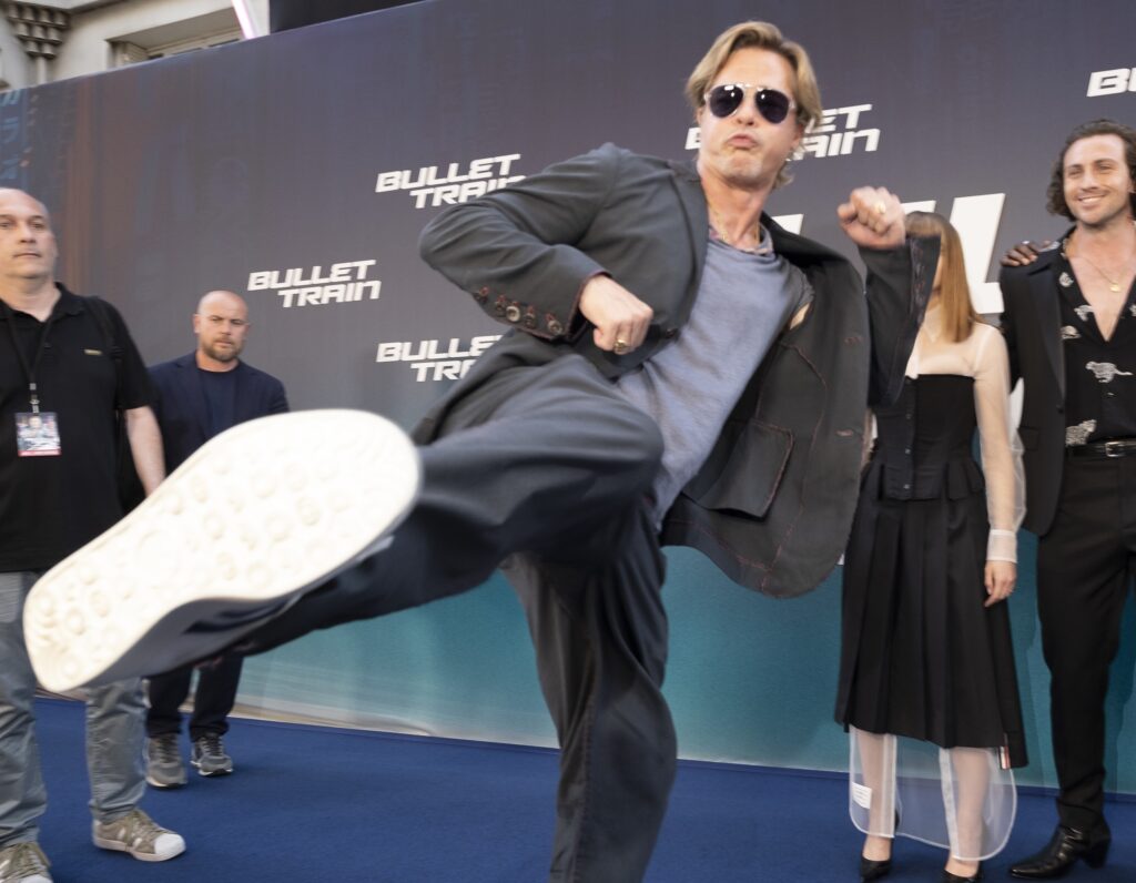 Brad Pitt lamenta no haber vivido una experiencia homosexual