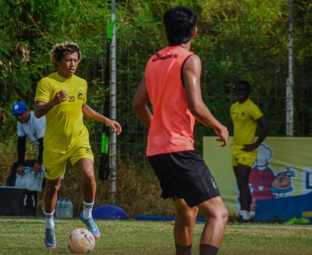 Carlos Cueron durante un entrenamiento con Delfín.