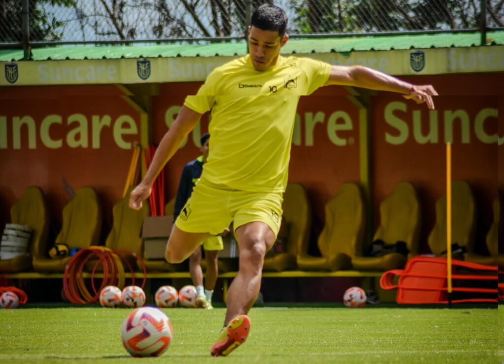 Brahian Cuello, jugador de Delfín SC.
