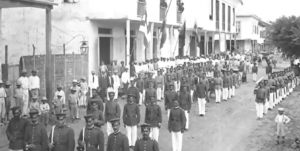 CUERPO DE BOMBEROS DESFILANDO 1918. Foto: CORPORACIÓN CIUDAD ALFARO.