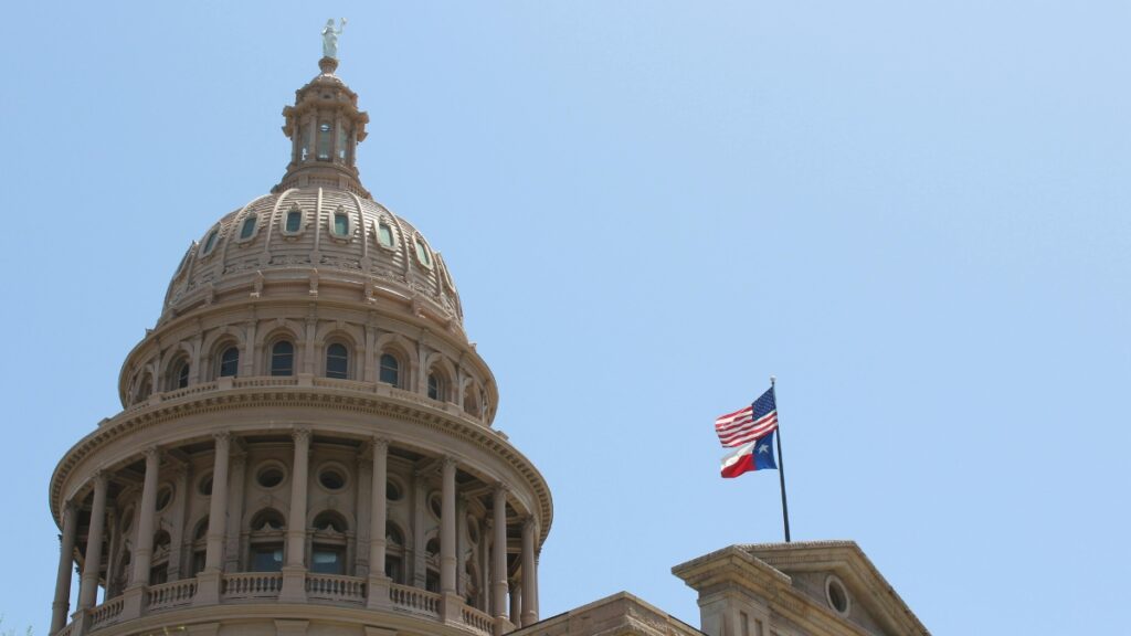 Capitolio de Texas cierra por amenaza durante protesta No Kings contra el Presidente Donald Trump. (Pexels).
