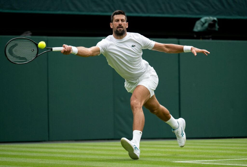 Carlos Alcaraz y Novak Djokovic practican juntos en el All England Club