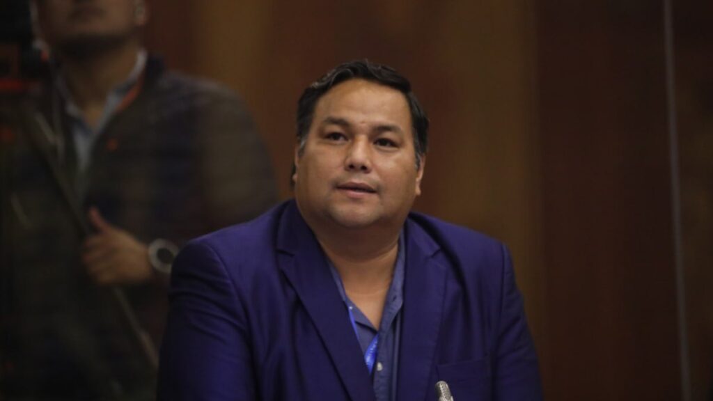 Carlos Vargas, asambleísta de RC, dice que menor de quince años casi termina con su vida y que por eso apoya la propuesta de ley enviada por Noboa. (AN).