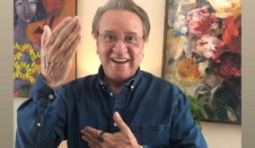 ¿Carlos Villagrán demandará a la serie "Chespirito: Sin querer queriendo"?