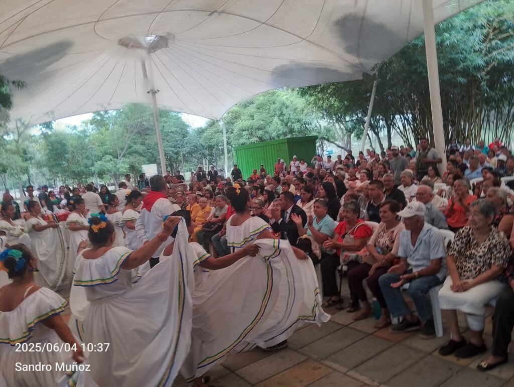 Chigualos y Alegría Así homenajearon a los adultos mayores en Portoviejo