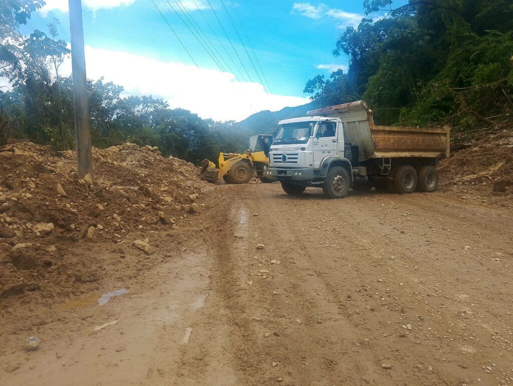 Cierre total de la vía E20 Papallacta - Baeza tras deslizamiento en San Fermín