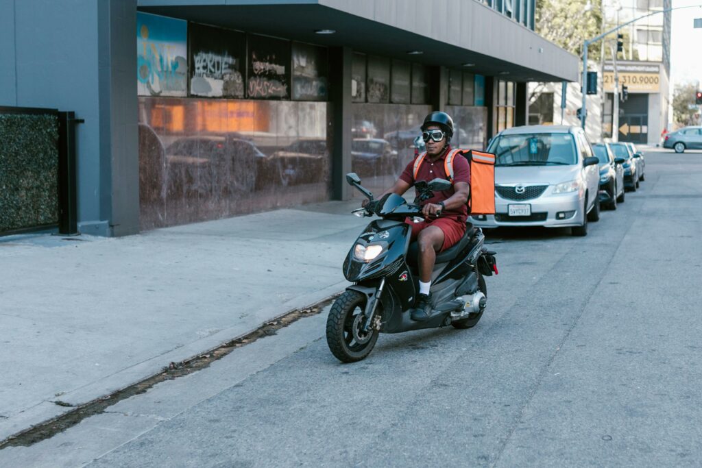 Cómo emprender sobre dos ruedas, negocios que puedes iniciar con una moto