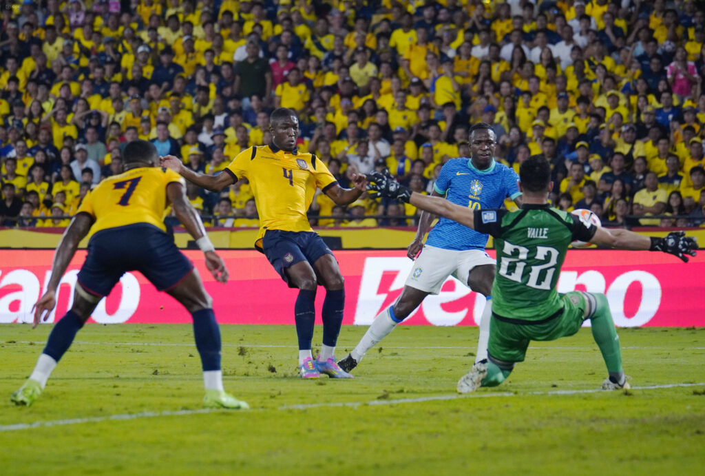 Conmebol destaca el desempeño del ecuatoriano Gonzalo Valle ante Brasil