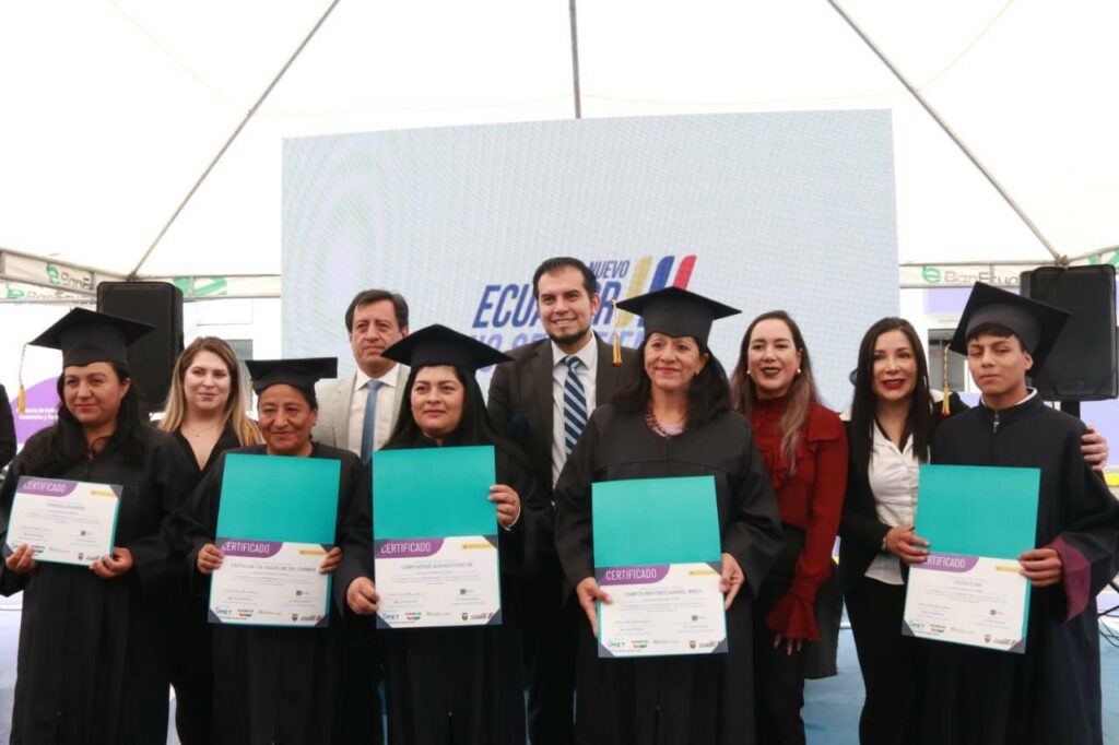 Convenio MIES-UMET capacita a 55 personas para el autoempleo en La Ferroviaria en Quito