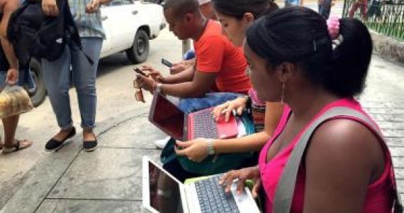 Crece el malestar estudiantil en Cuba por nuevas medidas de ETECSA.