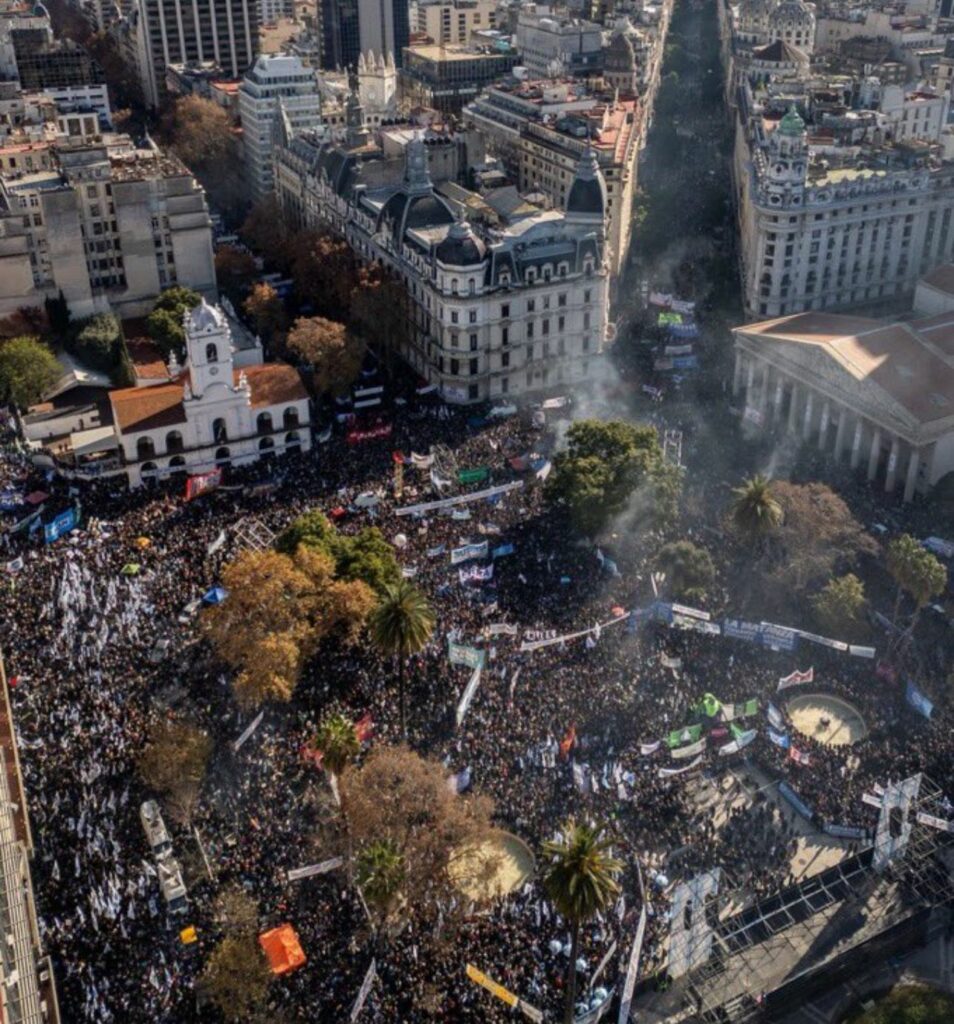 Cristina Fernández recibe apoyo de miles en Plaza de Mayo durante protesta.