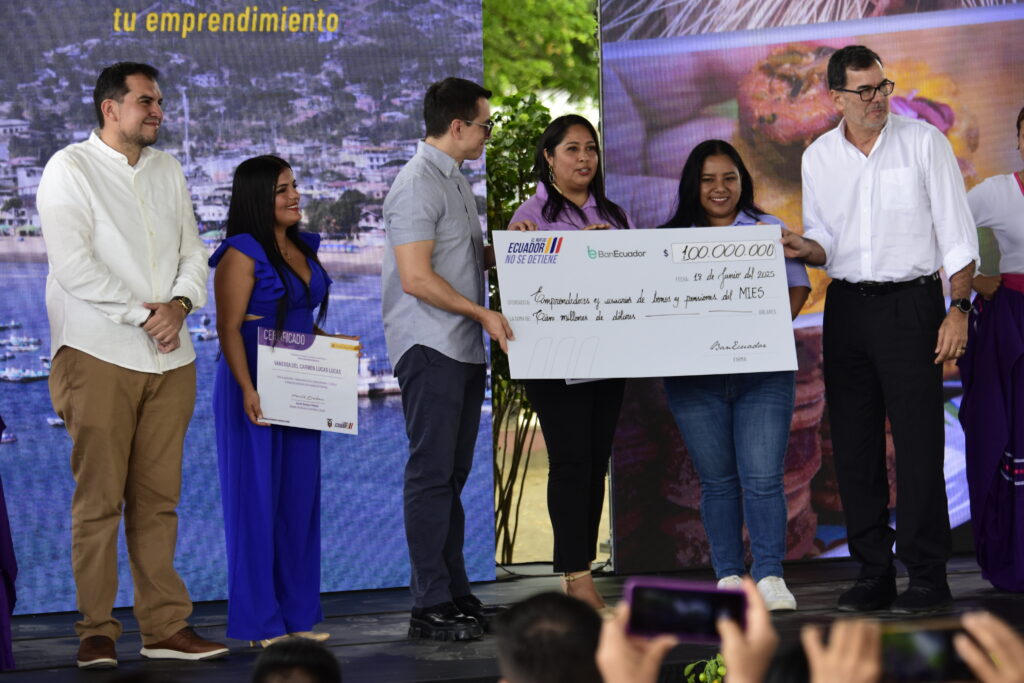Daniel Noboa anuncia en Portoviejo ampliación de créditos para emprendedores del MIES