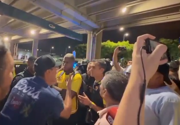 Decenas de hinchas de Barcelona SC, identificados con la barra Sur Oscura, increparon a jugadores y cuerpo técnico del equipo en el aeropuerto de Guayaquil.