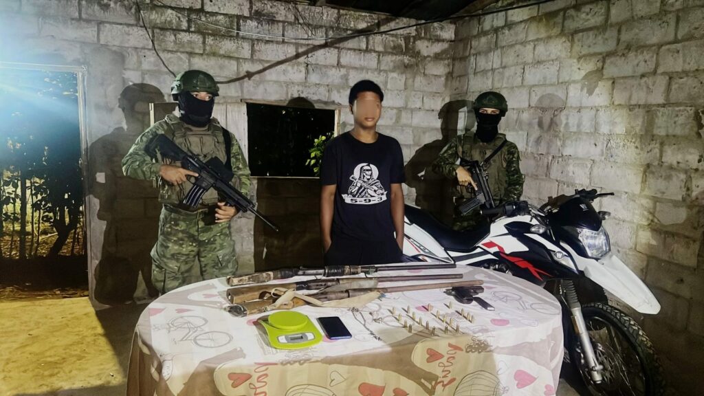 Detenido con arma y municiones en operativo militar en Quinindé, Esmeraldas
