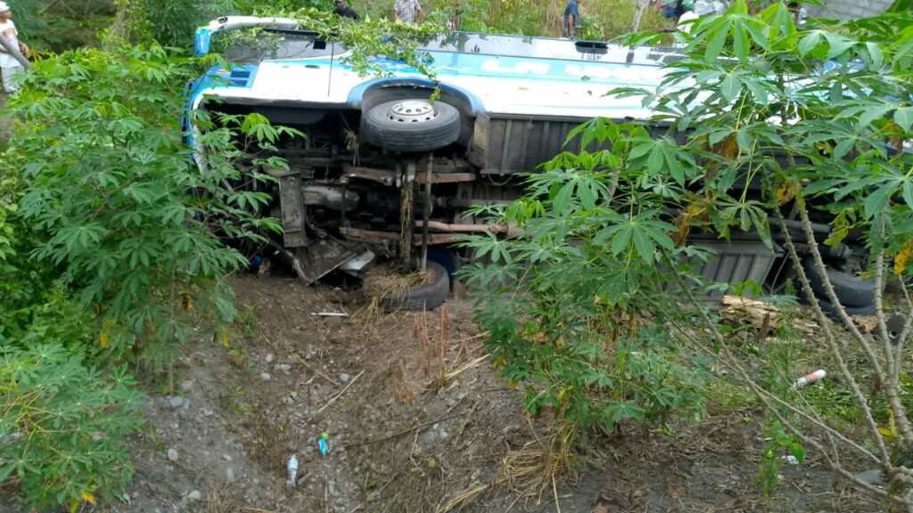 Dos buses, uno de la cooperativa de transporte La Unión, se vieron involucrados en un accidente de tránsito la mañana de este martes 17 de abril de 2025.