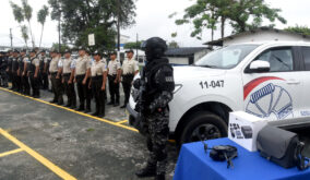 Dos camionetas y un dron fueron entregados a la Policía para vigilar la vía Alóag-Santo Domingo