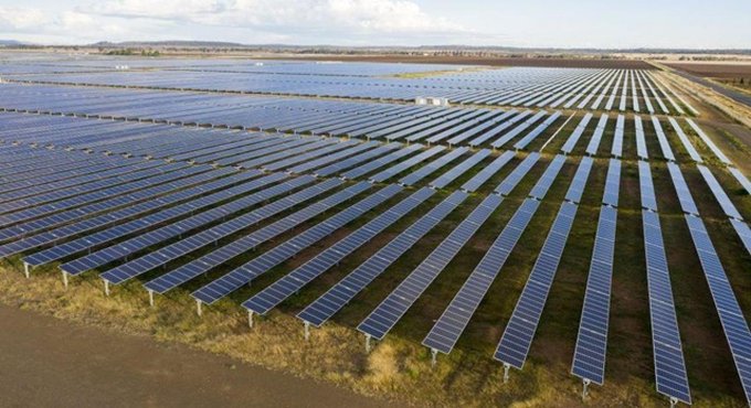 La energía fotovoltaica es la tecnología que permite transformar la luz solar directamente en electricidad, mediante el uso de paneles solares.