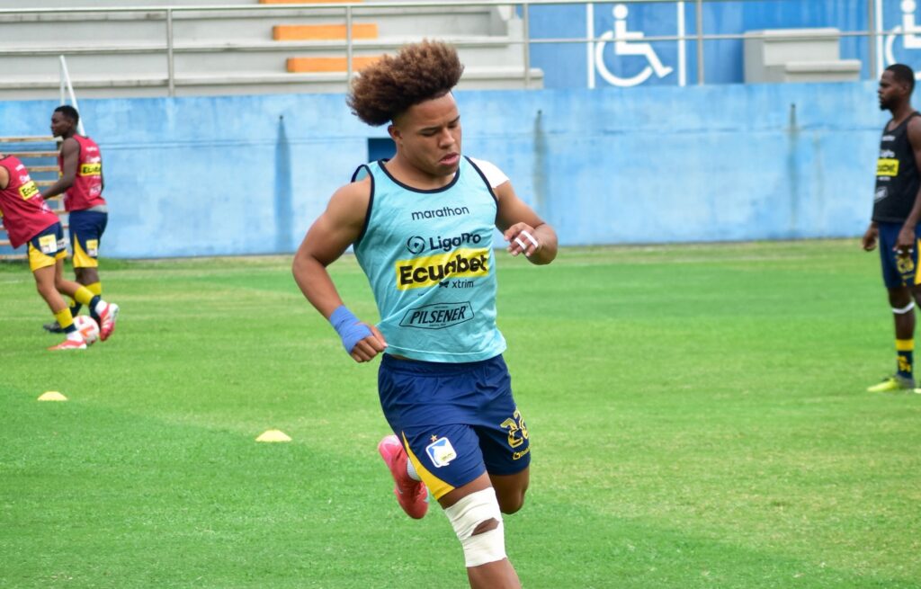 Érick Mendoza, delantero de Delfín.