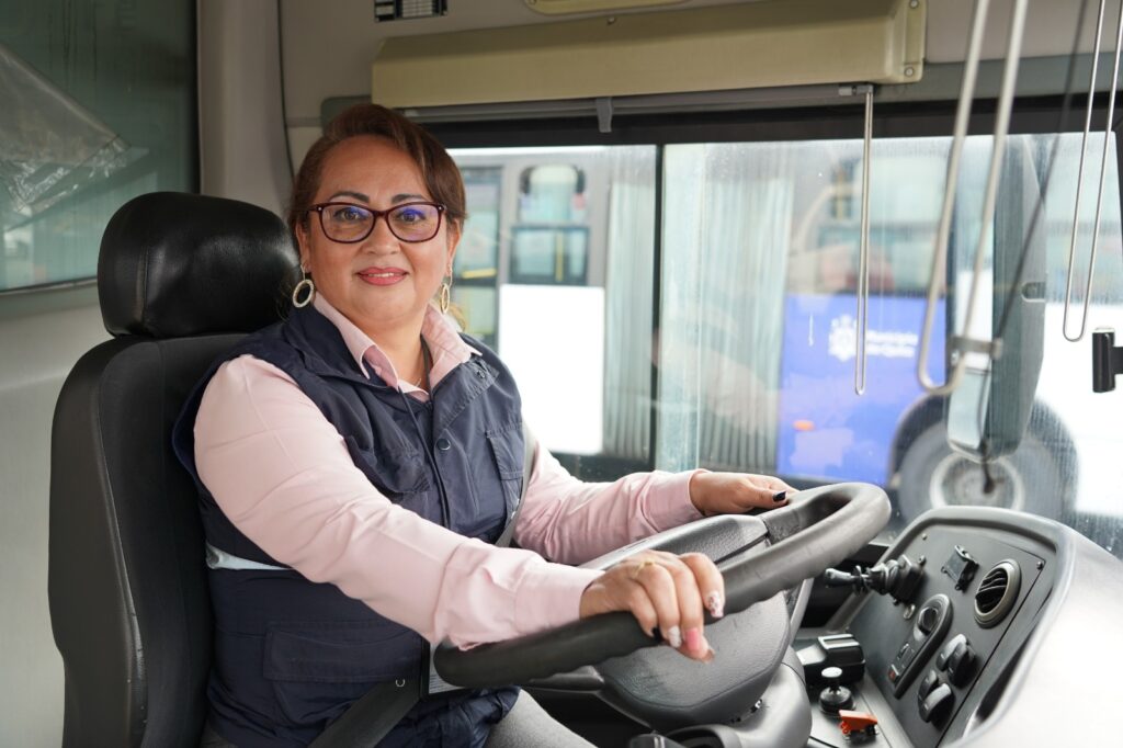 Ecuador celebra el rol de la mujer en el transporte con encuentro histórico