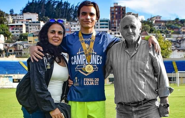 Eduardo Bores Jr. junto a sus padres, tras conseguir el ascenso en el 2021 con Libertad.