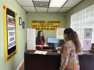 El Departamento de Vehículos Motorizados (DMV) solo te permite utilizar una licencia de conducir por determinado tiempo.