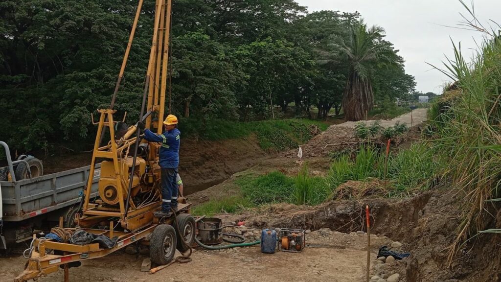El Gobierno destina más de 44 millones de dólares para obra de ampliación vial en la provincia de Los Ríos. (MTOP).