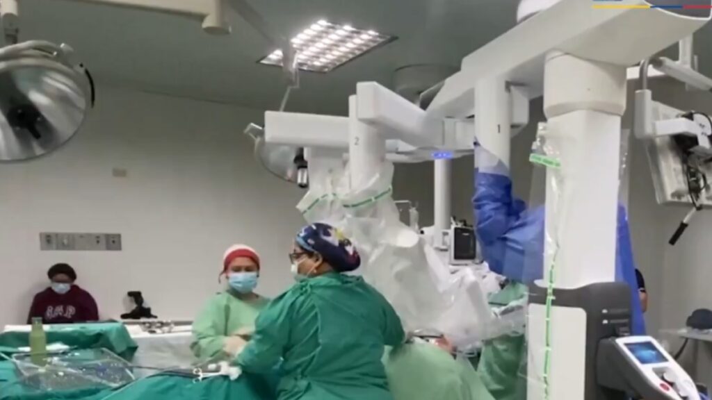 El IESS realiza la primera cirugía de tiroides con asistencia de robot Da Vinci, el procedimiento no implica cicatrices. (IESS).
