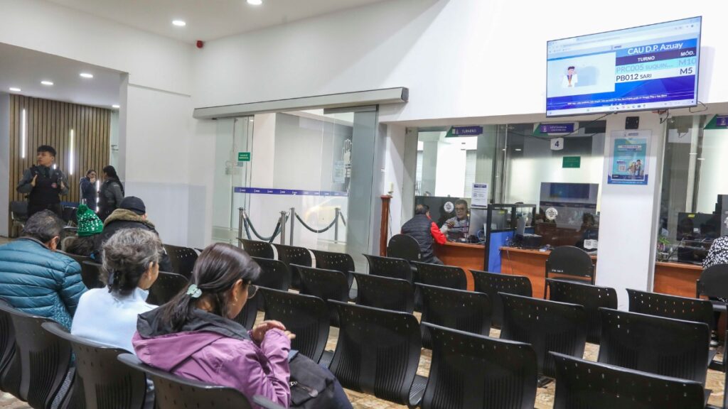 El IESS reporta 13.524 jóvenes de entre 15 a 24 años afiliados, lo cual representa aportes por 6.9 millones de dólares. (API).