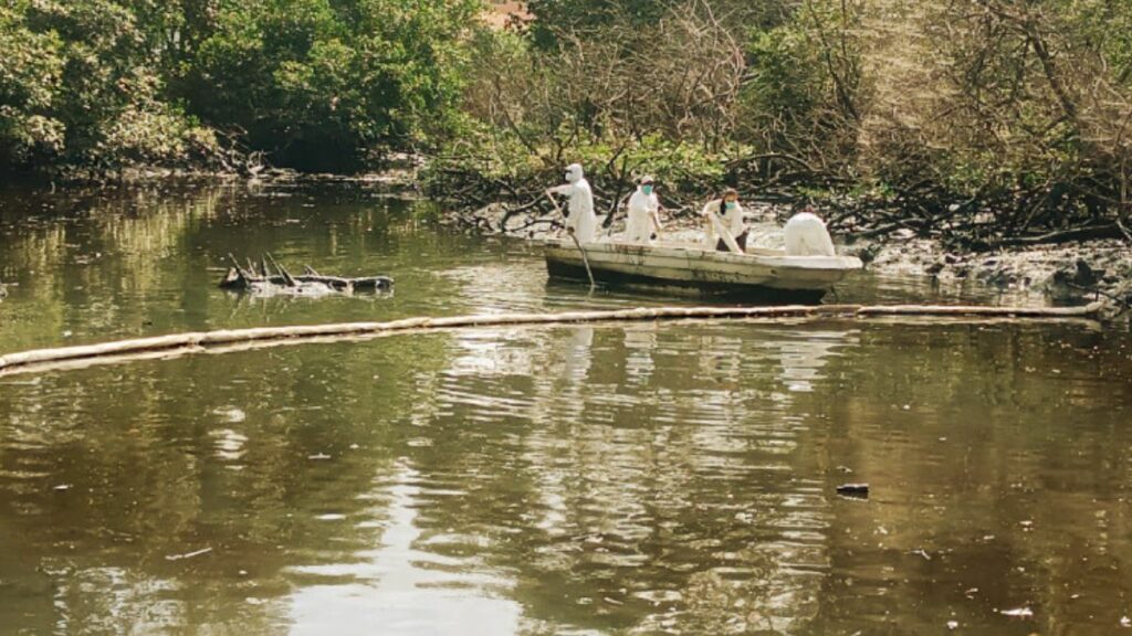El Ministerio de Ambiente activa un plan de acción e interpone denuncia ante el derrame de aceite en Guayaquil. (MAATE).