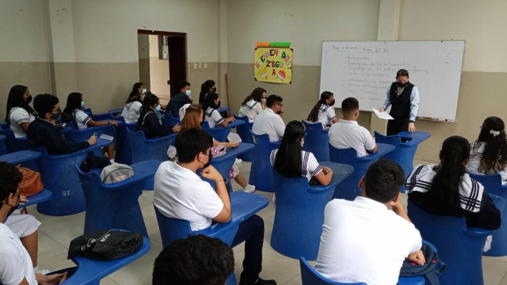 El Ministerio de Educación ha trasladado a 25 docentes de la Zona 8 tras recibir amenazas. (API).