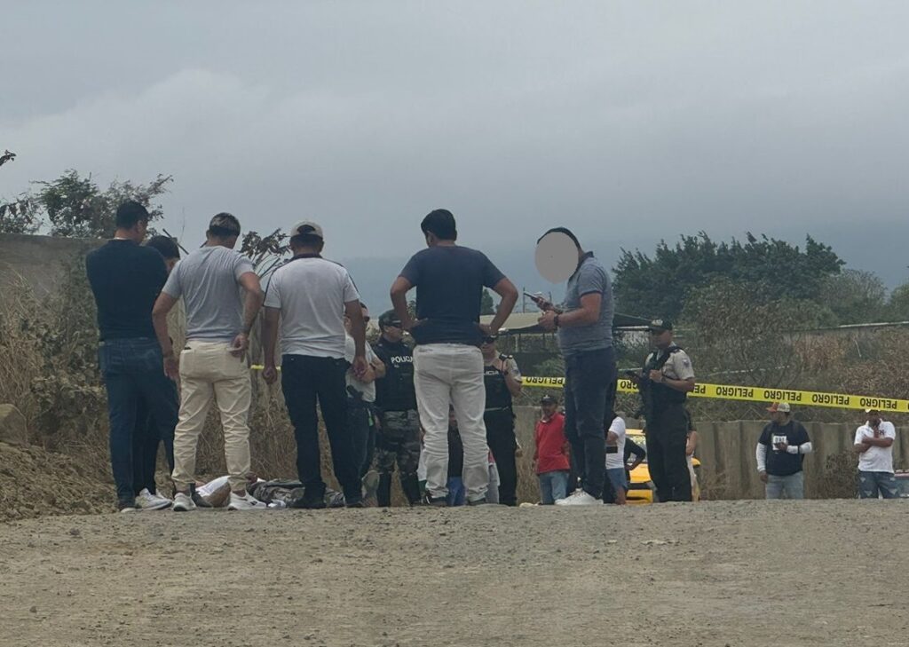 El cadáver de un hombre y que presentaba múltiples heridas de bala se halló en una carretera lastrada de Montecristi, en Manabí.