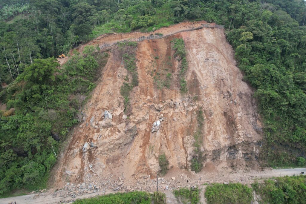 El kilómetro 83 de la vía Alóag–Santo Domingo reabrirá con un solo carril este jueves, 19 de junio, informó la Prefectura