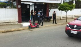 El menor quedó sin vida en los exteriores de una unidad educativa de Chone.