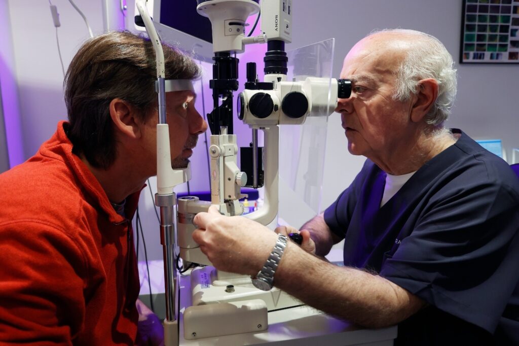 El parpadeo disminuye más de un 40% cuando se usan pantallas, lo que favorece al síndrome del ojo seco