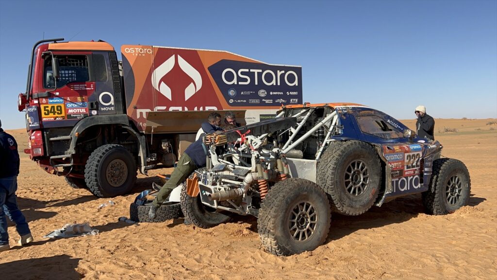 El piloto argentino Kevin Benavides, bicampeón del Rally Dakar en la categoría de motos, anunció su retiro de la competencia profesional en dos ruedas.