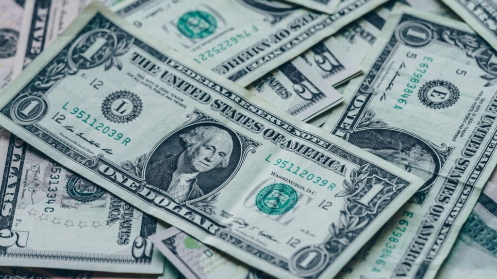 El riesgo país desciende más tras el reciente acuerdo entre Ecuador y el FMI. (Pexels).