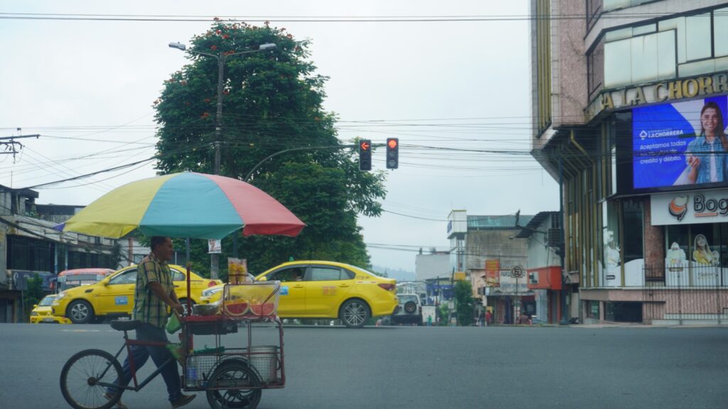 El robo de cables en semáforos ha dejado sin funcionamiento a cruces críticos en Santo Domingo, generando caos y accidentes.